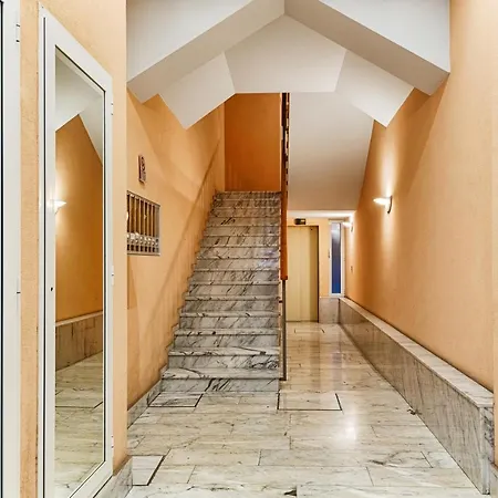 Guesthost - Loft Апартаменты